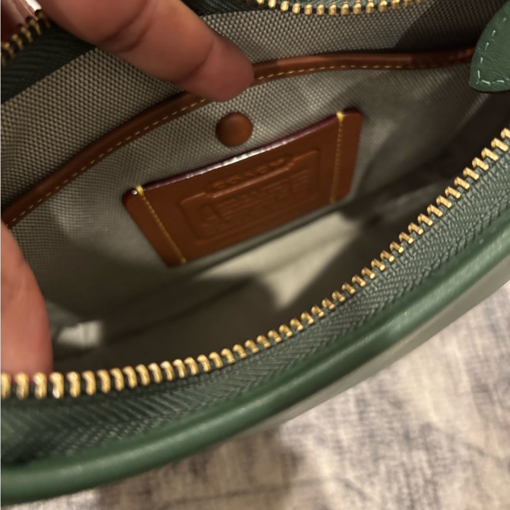 NWOT Coach Hunter Green Curve Zip Bag (with charm) - Picture 6 of 14